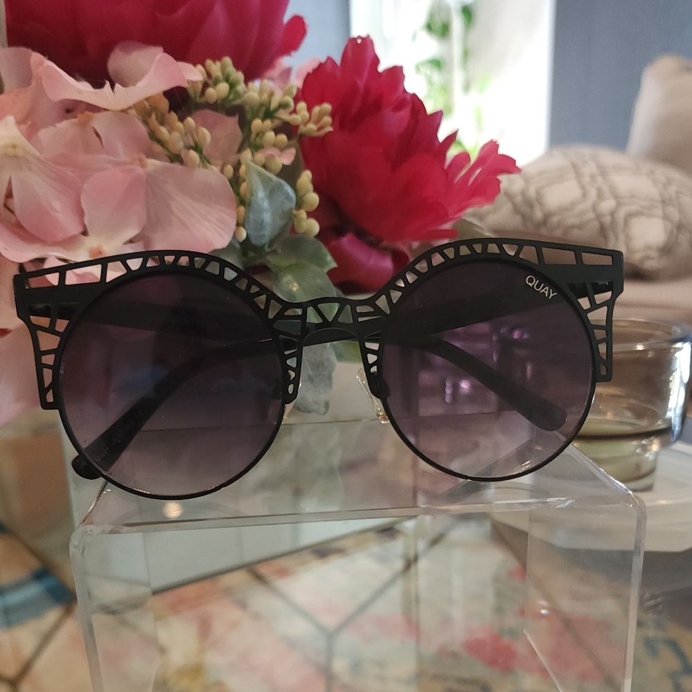 Quay Australia - Cat Eyes Black Sunglasses - Fleur